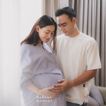 Selamat, Laura Theux dan Indra Brotolaras Dikaruniai Anak Pertama