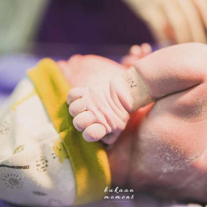 <p>Laura mengumumkan kelahiran anak pertamanya ini di media sosial sehari setelah melahirkan. Laura dan sang suami juga mengumumkan nama putrinya, yakni Wayan Victoria Semesta Brotolaras. Putri pertama Laura dan Indra ini memiliki tiga nama panggilan Victoria, V, atau Vivi. (Foto: Instagram @laura_theux)</p>