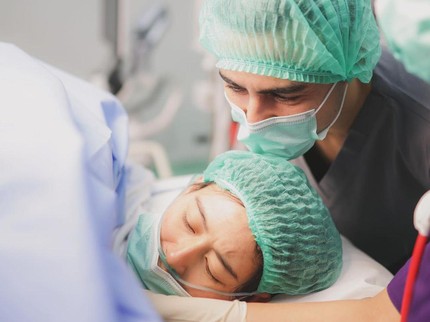 Potret Laura Theux Melahirkan Anak Pertama Berjenis Kelamin Perempuan