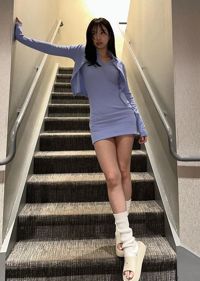 Matching set bisa membuat penampilanmu tampak put together tapi tetap effortless, Beauties. Contohnya, matching set Nayeon TWICE yang terdiri dari collar shirt dress dan cardigan berikut ini./Foto: Instagram/nayeonyny