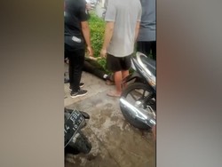 Momen Warga Evakuasi 2 Anggota TNI Tersambar Petir di Jaktim