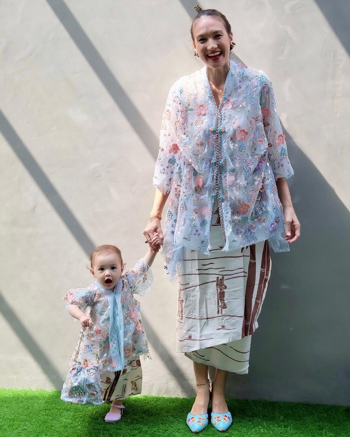 Inspirasi Outfit Tradisional Ibu-Anak, Simple dan Tetap Kompak!