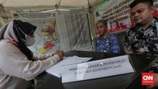 FOTO: Situasi Posko Sanggah NIK Warga DKI yang Akan Dinonaktifkan