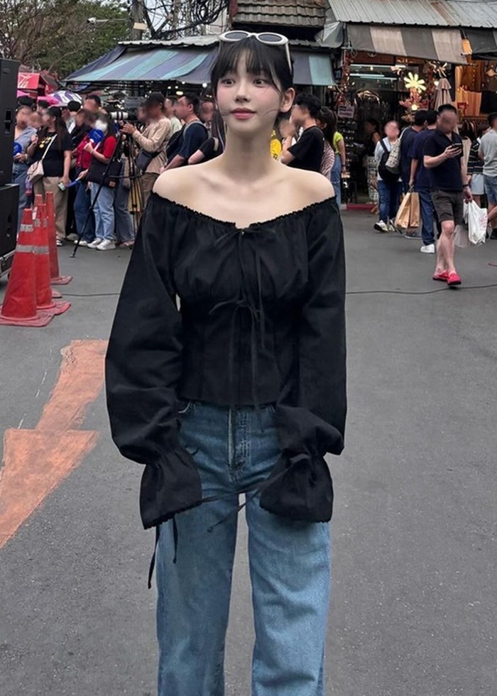 Perpaduan celana jeans dan off shoulder top ala Karina aespa ini bisa Beauties contek untuk hangout bareng bestie!/Foto: Instagram/katarinabluu