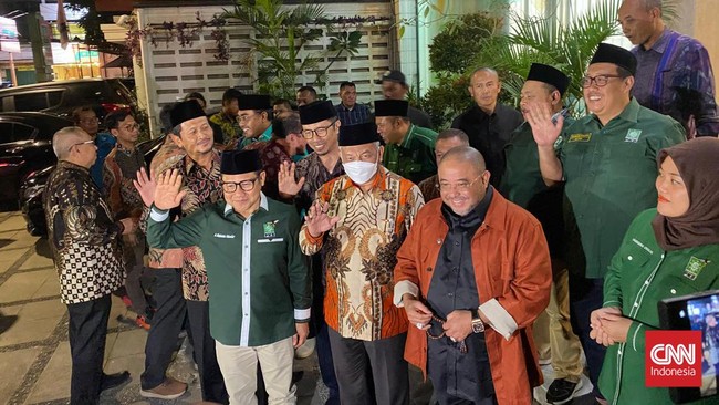 Cak Imin menyambut langsung jajaran elite PKS yang datang ke kantor DPP PKB, Jakarta Pusat, Kamis (25/4) malam.