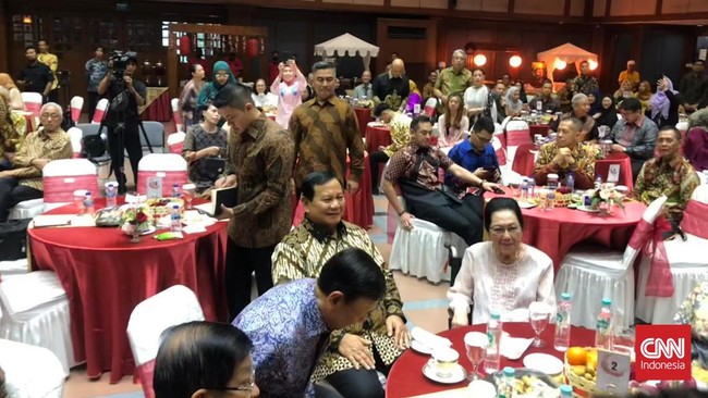Presiden terpilih Prabowo Subianto mengenakan baju batik cokelat dan langsung duduk semeja di samping Siti Hardjati Wismoyo Arismunandar.