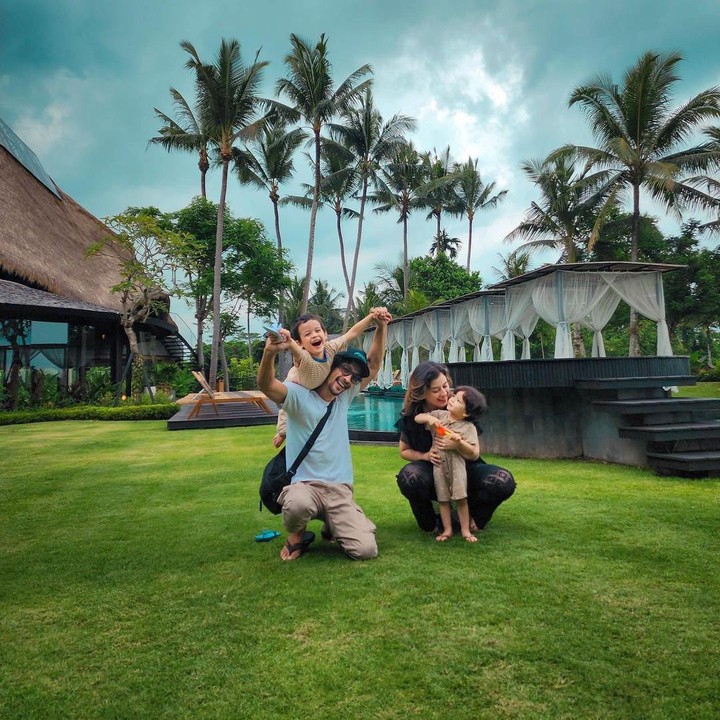 <p>Kim melahirkan anak pertamanya yang bernama Rayden Starlight Akbar pada 19 November 2019. Sementara itu, anak keduanya yang bernama Aisyah Moonlight Akbar, lahir setahun kemudian yakni pada 20 November 2020. (Foto: Instagram: @kimberlyryder)</p>