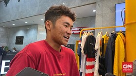Hadapi Ombak Mematikan, Rio Waida Bawa 14 Papan Selancar ke Olimpiade