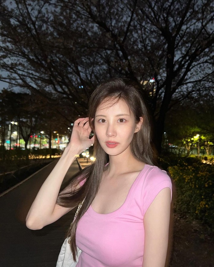 Seohyun memancarkan kecantikan yang sederhana namun memikat dengan mengenakan kaus pink yang lembut. Ia berhasil menciptakan kesan yang fresh, sekaligus menonjolkan warna kulitnya yang cerah./ Foto: Elle Korea
