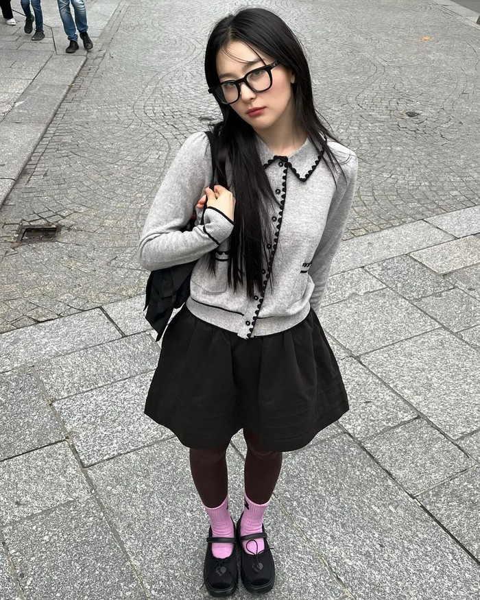 Seulgi memikat perhatian dengan gaya yang mencolok dan trendy dalam Mary Jane hitam yang klasik. Ditambah dengan kaus kaki berwarna ungu, Seulgi menciptakan kontras yang menarik dan memikat./ Foto: Elle Korea