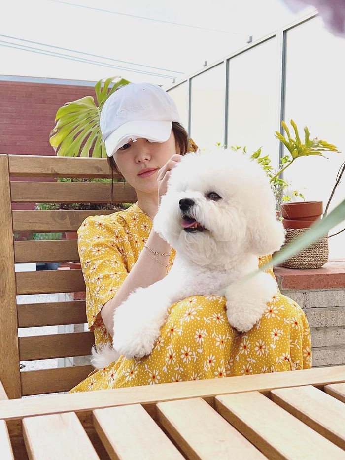 Saat bersantai bersama anjing peliharaannya, Ruby, Song Hye Kyo juga memilih penampilan sederhana tanpa polesan makeup di wajah./ Foto: instagram.com/kyo1122