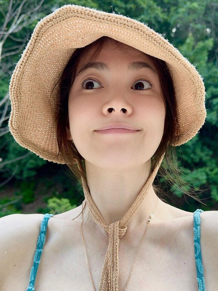 Meskipun tampak polos tanpa makeup, kecantikan pemain The Glory (2022) ini tetap memiliki pesonanya tersendiri, lho./ Foto: instagram.com/kyo1122