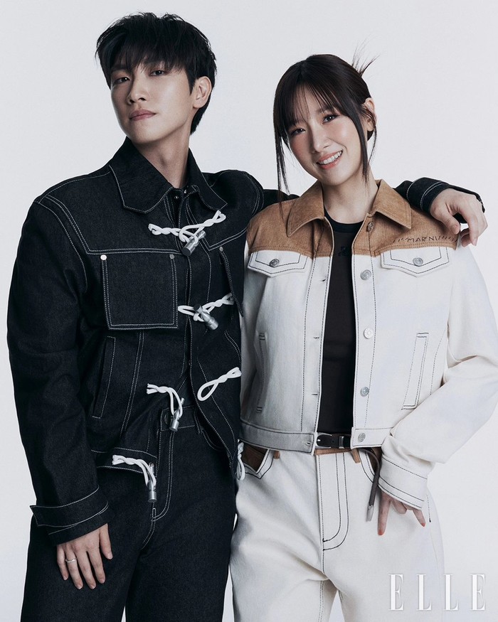 Tak malu menunjukkan kasih sayang dan pujian, pasangan saudara Lee Yoonha dan Lee Jung Sub tampak klop dengan outfit serba denim, mulai dari jaket hingga celana/ Foto: instagram.com/ellekorea