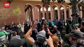 VIDEO: Unjuk Rasa Pro Palestina Berakhir Bentrok di Kampus USC AS