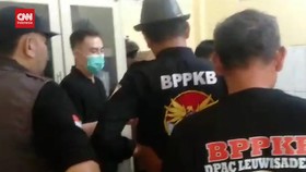 VIDEO: Anggota Ormas Bawa Sajam Intimidasi Petugas Puskesmas