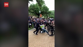 VIDEO: Detik-detik Polisi Tangkap Pedemo Pro-Palestina di Kampus AS