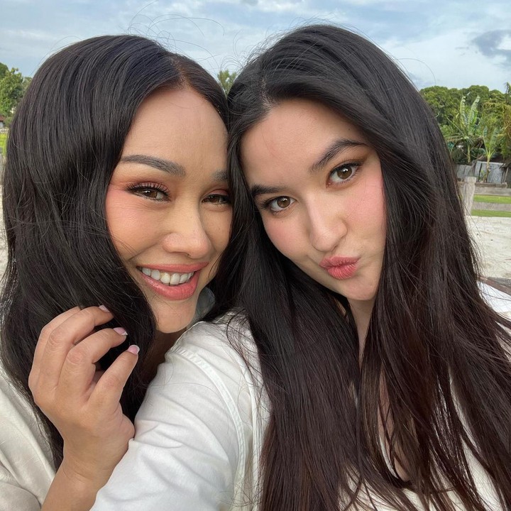 <p>Kabar mengejutkan datang dari Stephanie Poetri, Bunda. Putri dari musisi Titi DJ ini mengumumkan baru bertunangan di usia 23 tahun. (Foto: Instagram @stephaniepoetri) <br /><br /><br /></p>