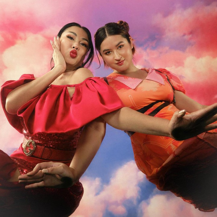 <p>Titi DJ menggandeng sang putri untuk berkolaborasi meluncurkan karya musik terbaru. Ia dan Stephanie Poetri merilis lagu berjudul <em>A Little Bit of Light.</em> (Foto: Instagram @stephaniepoetri)</p>
