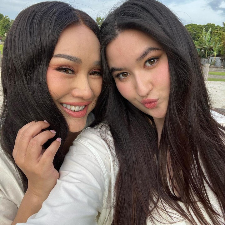 <p>Lagu kolaborasi dengan sang Bunda itu menjadi karya kedua Stephanie yang memakai bahasa Indonesia sejak lagu Bimbang pada 2016. Perempuan yang akrab disapa Meni ini memang kerap meluncurkan lagu berbahasa Inggris sejak berkarier di Amerika Serikat. (Foto: Instagram @stephaniepoetri)</p>