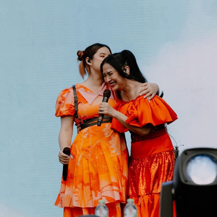 <p>Meski berkarier di Negeri Paman Sam, Stephanie memiliki hubungan erat dengan ibunda. Sang Bunda juga kerap mendukungnya di setiap kesempatan, termasuk ketika Meni mengisi panggung musik <em>HITC</em> 2022. (Foto: Instagram @stephaniepoetri)</p>