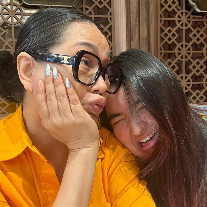 <p>Stephanie mengaku, ia sengaja merilis video klip pada momen Hari Kartini karena ia terinspirasi dari banyak perempuan hebat. "Karena wanita wanita di hidupku adalah salah satu inspirasi terbesarku untuk selalu kerja keras dan tetap rendah hati," ujarnya. (Foto: Instagram @stephaniepoetri)</p>