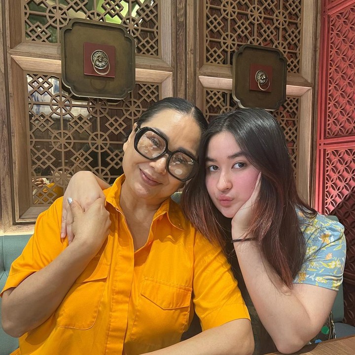 <p>Stephanie Poetri merupakan anak bungsu Titi DJ, Bunda. Ia terlahir dari pernikahannya dengan seorang pria Amerika Serikat bernama Andrew Hollis Dougharty. Meni lahir pada 20 Mei 2000 dan sudah berusia 23 tahun. (Foto: Instagram @stephaniepoetri)</p>