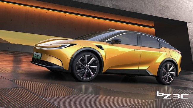 Toyota meluncurkan dua mobil listrik (EV), bZ3C dan bZ4X di Beijing Motor Show 2024.