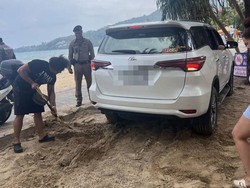 Dan Terjadi Lagi..., Turis Bawa Mobil ke Pantai Lalu Terjebak di Pasir