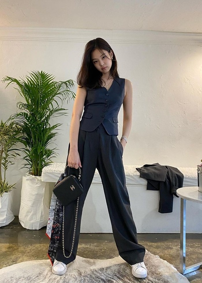 Untuk tampilan yang lebih chic dan put together, padukan celana kain dengan tailored vest yang berwarna senada seperti Jennie BLACKPINK berikut ini./Foto: Instagram/jennierubyjane