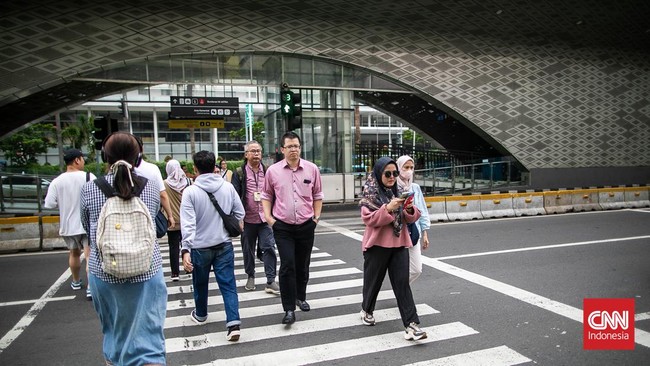 Sejumlah calon penumpang kebingungan saat Stasiun MRT Blok M ditutup usai crane proyek Gedung Kejagung terjatuh di jalur MRT.