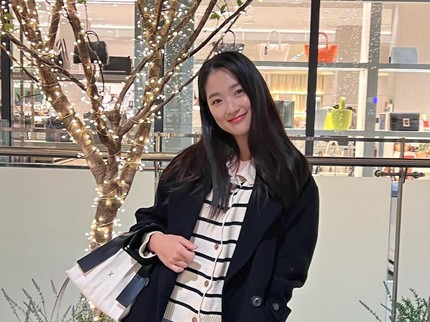 7 Inspirasi Outfit Monokrom ala Kim Hye Yoon 'Lovely Runner', Simpel tapi Elegan