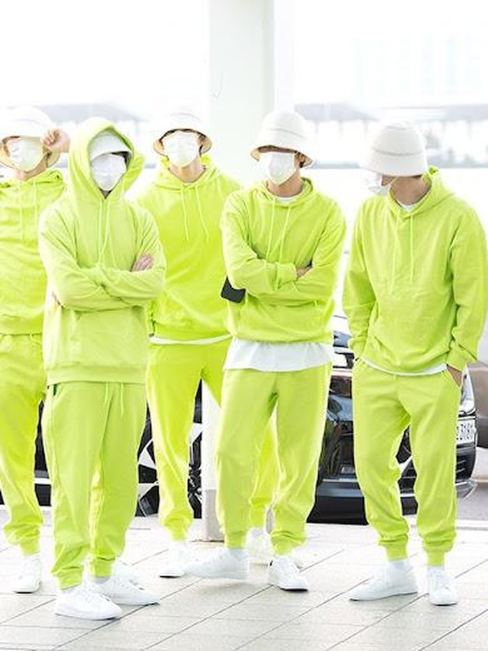 Beauties penggemar NCT tentu masih ingat momen viral ketika NCT Dream muncul dengan setelah hoodie dan sweatpants warna hijau neon ala NCT di Bandara Incheon 2022 lalu. Benar-benar definisi kembar tujuh ya, Beauties!/ Foto: koreaboo.com