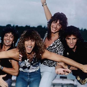 Lirik Lagu Livin' On A Prayer - Bon Jovi