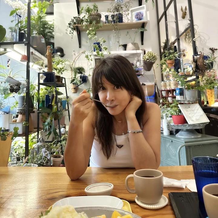 <p>Meski kini anak-anaknya telah beranjak dewasa, Cha Young Joo masih terlihat awet muda. Bahkan, ia kerap tampil modis dan stylish, lho, Bunda. (Foto: Instagram@cha_youngjoo)</p>