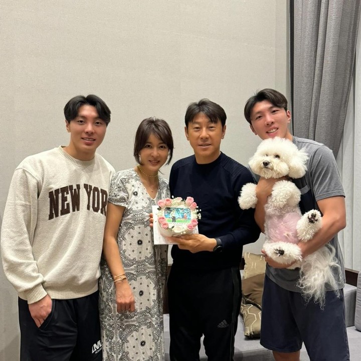 <p>Istri Shin Tae Yong diketahui bernama Cha Young Joo. Pasangan ini menikah pada 1995 dan dikaruniai dua anak laki-laki bernama Shin Jae Won dan Shin Jae Hyeok. Kebersamaan mereka pun kerap diperlihatkan di akun Instagram pribadi masing-masing. (Foto: Instagram @shin_jaewon77, @shin_jaewon77, dan @cha_youngjoo)</p>