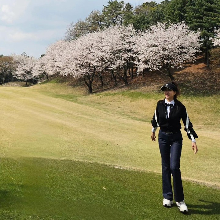 <p>Lihat saja penampilannya di unggahan terbarunya, Cha Young Joo begitu kece mengenakan setelan bernuansa hitam dan putih. Ia juga menambahkan topi sebagai penunjang gayanya saat bermain golf bersama teman-temannya. (Foto: Instagram @shin_jaewon77, @shin_jaewon77, dan @cha_youngjoo)</p>