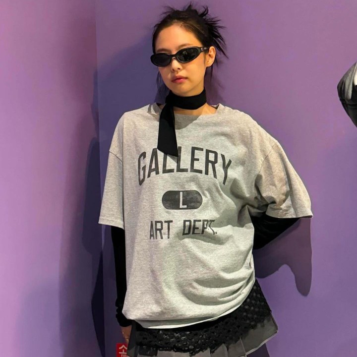 <p>Foto-foto di balik layar yang mereka bagikan sebelum perilisan single tersebut menunjukkan suasana hip hop yang semakin membuat penggemar penasaran. Outift mereka pun kini banyak ditiru oleh netizen di media sosial. (Foto: Instagram @jennierubyjane)</p>