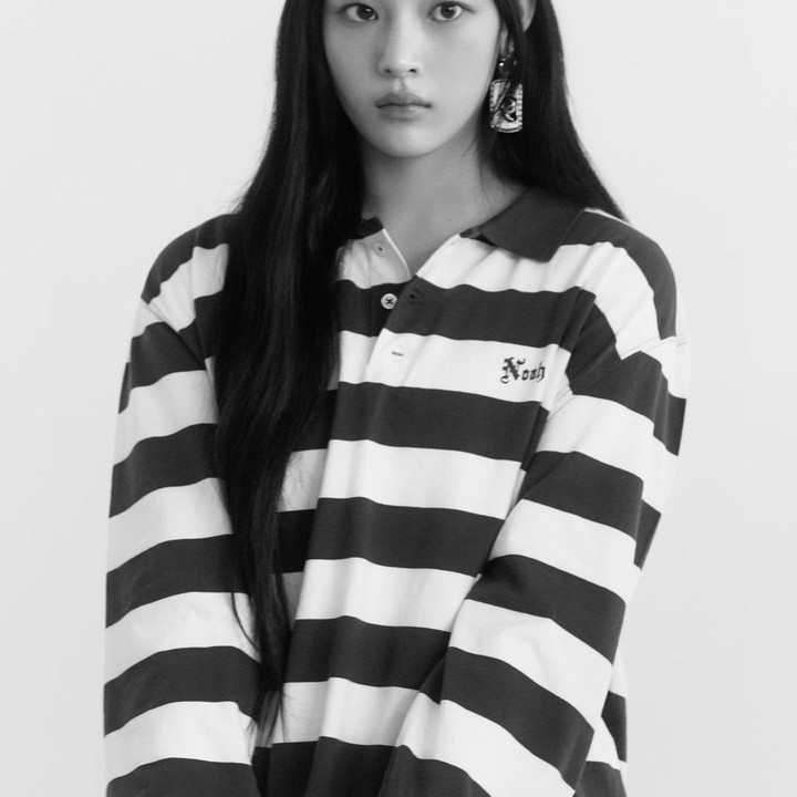 <p>Tampilan Minji, anggota tertua dari grup NewJeans, cukup sederhana dengan t-shirt lengan panjang bermotif garis dalam potret album terbarunya. Paduan topi serta aksesoris antingnya menambah kesan <em>stylish</em> yang menawan. (Foto: Instagram @newjeans_official)</p>