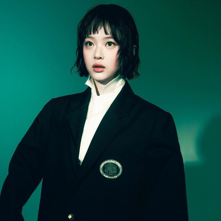 <p>Pada album terbarunya, tampilan Hanni cukup mencuri perhatian. Sebab potongan pendek rambutnya adalah hairstyle yang belum pernah ia coba sebelumnya. Potret ini membagikan figur Hanni yang begitu segar dan <em>eye-catching</em>.(Foto: Instagram @newjeans_official)</p>