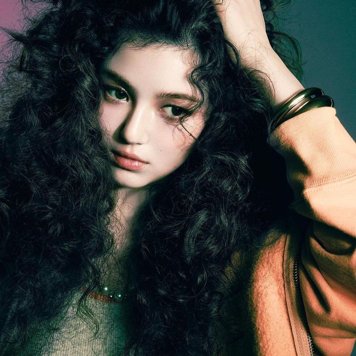 <p>Satu lagi potret album terbaru NewJeans yang mengguncang perhatian para penggemarnya. Danielle tampil begitu berbeda dengan berpose begitu memukau dengan model rambut <em>curly</em> terbarunya ini. (Foto: Instagram @newjeans_official)</p>