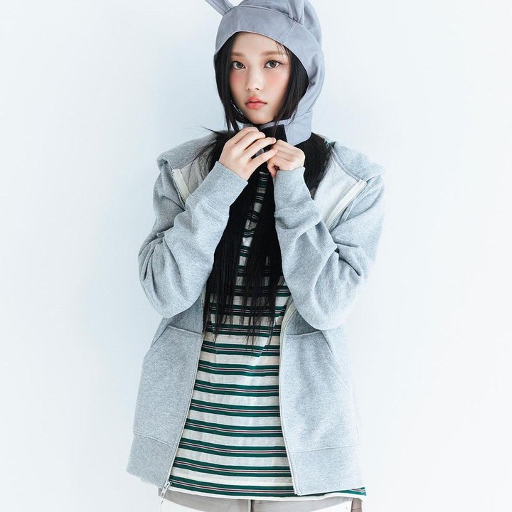 <p>Selanjutnya, Haerin, anggota NewJeans yang identik dalam <em>look</em> menggemaskan, kini tampil dan berpose dengan ekspresi yang anggun dan <em>innocent</em> dalam balutan <em>outfit</em> sederhana. Topi kelincinya semakin menyempurnakan <em>look</em>-nya. (Foto: Instagram @newjeans_official)</p>