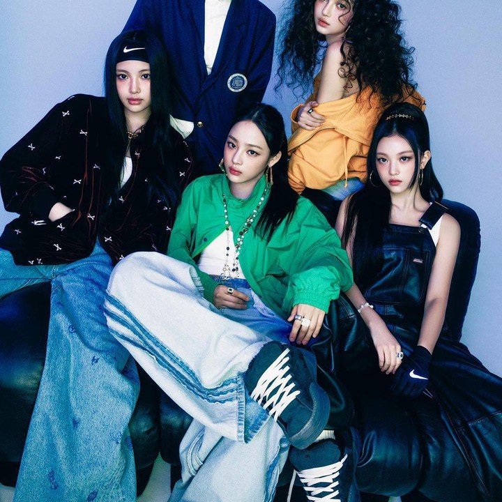 <p>Dalam potret album ini, kelima anggota NewJeans berpose bersama dengan balutan <em>outfit</em> yang menonjolkan aura menawan mereka masing-masing. Kelimanya berhasil menerima banyak pujian serta rasa kagum dari penggemar. (Foto: Instagram @newjeans_official)</p>