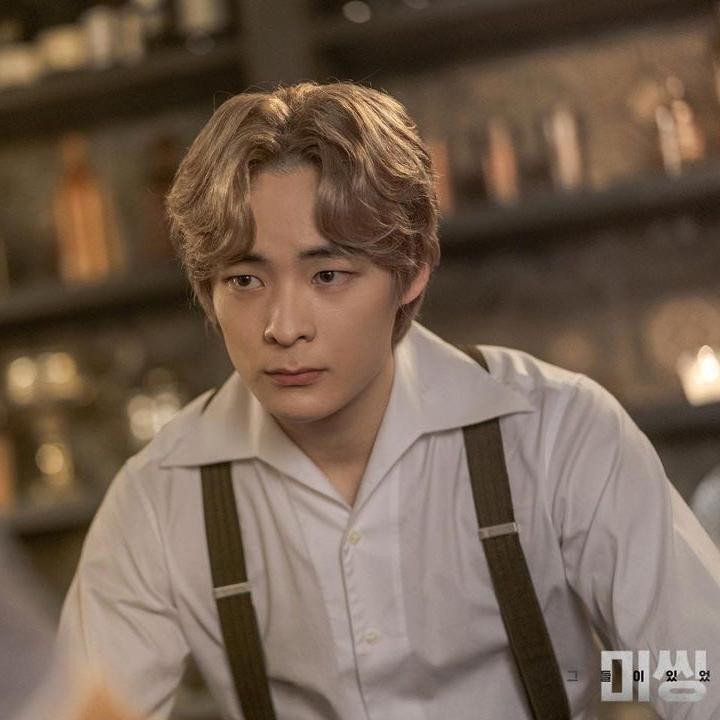 <p>Selanjutnya, Song Geon Hee mengembangkan bakatnya dalam drama genre <em>thriller</em>. Berperan sebagai Cha Thomas dalam <em>Missing: The Other Side 2</em>, ia adalah bartender misterius yang terjebak di desa Duon selama lebih 100 tahun. (Foto: Instagram @songgeonhee)</p>