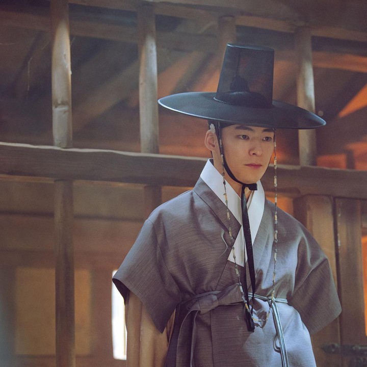 <p>Aktor rupawan ini tak ketinggalan ikut serta dalam proyek drama <em>Joseon Attorney: A Morality</em>, yang berlatarkan sejarah kerajaan Korea. Di sini, Song Geon Hee turut berhasil menyuguhkan aktingnya yang tegas dan penuh wibawa. (Foto: Instagram @songgeonhee)</p>