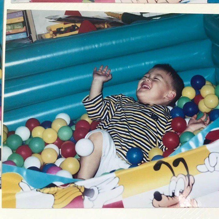 <p>Melalui akun Instagram pribadinya, aktor tampan kelahiran tahun 1997 ini membagikan potret dirinya semasa kecil. Tawa lebar dengan eye smile dari Song Geon Hee cilik ini terlihat begitu lucu dan menggemaskan, ya, Bunda? (Foto: Instagram @songgeonhee)</p>