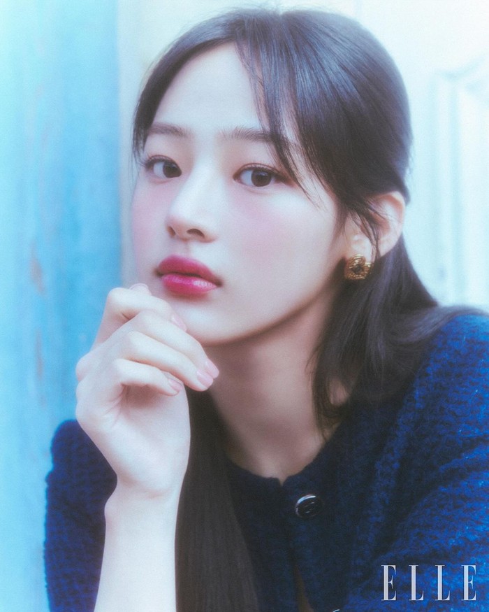 Hasil pemotretan Minji bersama Chanel dan ELLE Korea ini mengundang decak kagum dari publik karena paras jelitanya yang estetik sehingga dijuluki sebagai Princess of Chanel karena menjadi brand ambassador paling muda./ Foto: instagram.com/ellekorea