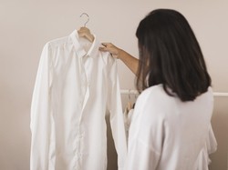 Konon Gantung Pakaian Kotor di Kamar Bisa Jadi Sarang Setan, Bener Nggak Sih?