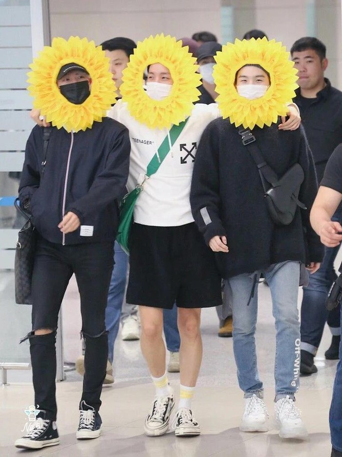 J-Hope, Suga, dan Jimin BTS juga sempat membuat penggemar heboh saat ditemui mengenakan hiasan kepala bentuk bunga matahari di Bandara Incheon. Lucu dan menggemaskan, ya!/ Foto: kbizoom.com