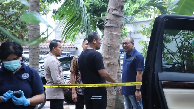 Pihak kepolisian masih berjaga di TKP tewasnya anggota Satlantas Polresta Manado Brigadir RA di Mampang, Jakarta Selatan pada Sabtu (27/4) pagi.