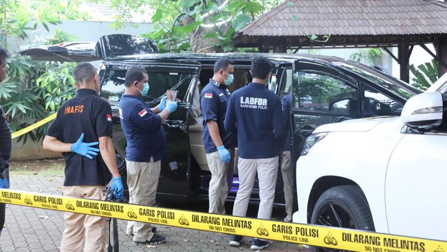 Keluarga Brigadir RA mendatangi tempat kejadian perkara (TKP) tewasnya anggota Polresta Manado itu yang diduga bunuh diri di Mampang, Jakarta Selatan.